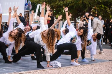 Tel Aviv, İsrail - 17 Aralık 2023 Bir dans okulundan öğrenciler Tel Aviv Modern Sanatlar Müzesi 'nin karşısındaki Rehine Meydanı' nda toplandı.