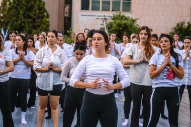 Tel Aviv, İsrail - 17 Aralık 2023 Bir dans okulundan öğrenciler Tel Aviv Modern Sanatlar Müzesi 'nin karşısındaki Rehine Meydanı' nda toplandı.