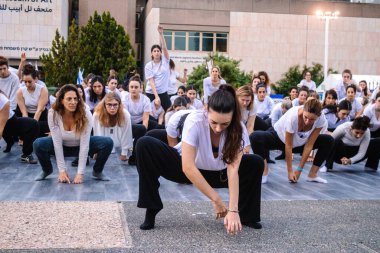 Tel Aviv, İsrail - 17 Aralık 2023 Bir dans okulundan öğrenciler Tel Aviv Modern Sanatlar Müzesi 'nin karşısındaki Rehine Meydanı' nda toplandı.