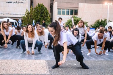 Tel Aviv, İsrail - 17 Aralık 2023 Bir dans okulundan öğrenciler Tel Aviv Modern Sanatlar Müzesi 'nin karşısındaki Rehine Meydanı' nda toplandı.