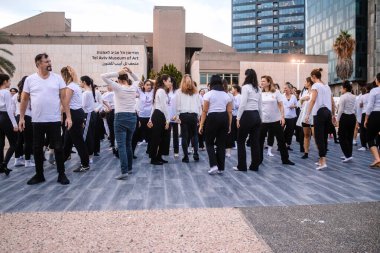 Tel Aviv, İsrail - 17 Aralık 2023 Bir dans okulundan öğrenciler Tel Aviv Modern Sanatlar Müzesi 'nin karşısındaki Rehine Meydanı' nda toplandı.