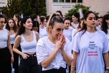 Tel Aviv, İsrail - 17 Aralık 2023 Bir dans okulundan öğrenciler Tel Aviv Modern Sanatlar Müzesi 'nin karşısındaki Rehine Meydanı' nda toplandı.