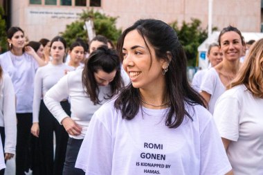 Tel Aviv, İsrail - 17 Aralık 2023 Bir dans okulundan öğrenciler Tel Aviv Modern Sanatlar Müzesi 'nin karşısındaki Rehine Meydanı' nda toplandı.