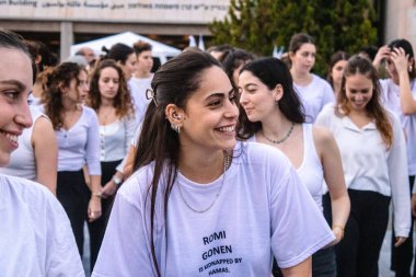 Tel Aviv, İsrail - 17 Aralık 2023 Bir dans okulundan öğrenciler Tel Aviv Modern Sanatlar Müzesi 'nin karşısındaki Rehine Meydanı' nda toplandı.