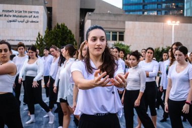 Tel Aviv, İsrail - 17 Aralık 2023 Bir dans okulundan öğrenciler Tel Aviv Modern Sanatlar Müzesi 'nin karşısındaki Rehine Meydanı' nda toplandı.