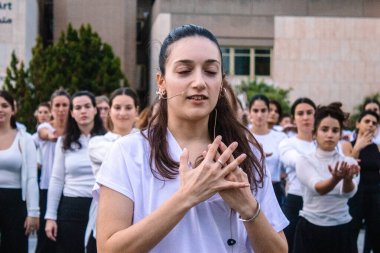 Tel Aviv, İsrail - 17 Aralık 2023 Bir dans okulundan öğrenciler Tel Aviv Modern Sanatlar Müzesi 'nin karşısındaki Rehine Meydanı' nda toplandı.
