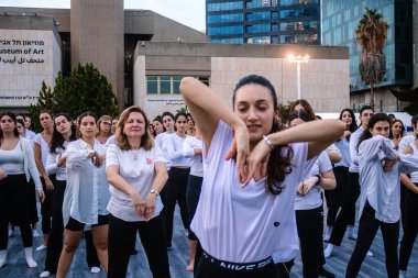 Tel Aviv, İsrail - 17 Aralık 2023 Bir dans okulundan öğrenciler Tel Aviv Modern Sanatlar Müzesi 'nin karşısındaki Rehine Meydanı' nda toplandı.