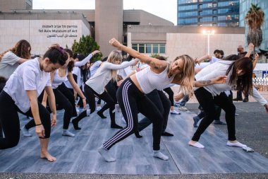 Tel Aviv, İsrail - 17 Aralık 2023 Bir dans okulundan öğrenciler Tel Aviv Modern Sanatlar Müzesi 'nin karşısındaki Rehine Meydanı' nda toplandı.