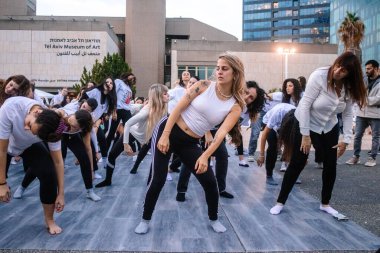 Tel Aviv, İsrail - 17 Aralık 2023 Bir dans okulundan öğrenciler Tel Aviv Modern Sanatlar Müzesi 'nin karşısındaki Rehine Meydanı' nda toplandı.
