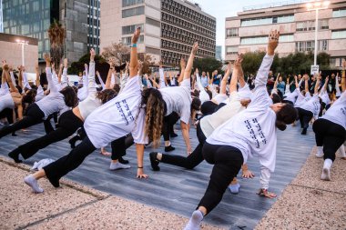 Tel Aviv, İsrail - 17 Aralık 2023 Bir dans okulundan öğrenciler Tel Aviv Modern Sanatlar Müzesi 'nin karşısındaki Rehine Meydanı' nda toplandı.