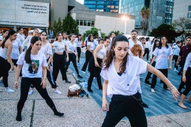 Tel Aviv, İsrail - 17 Aralık 2023 Bir dans okulundan öğrenciler Tel Aviv Modern Sanatlar Müzesi 'nin karşısındaki Rehine Meydanı' nda toplandı.