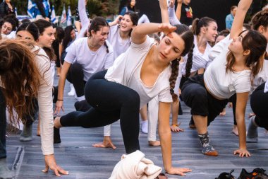 Tel Aviv, İsrail - 17 Aralık 2023 Bir dans okulundan öğrenciler Tel Aviv Modern Sanatlar Müzesi 'nin karşısındaki Rehine Meydanı' nda toplandı.