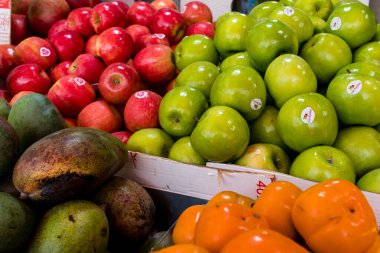 Tel Aviv, İsrail - 18 Aralık 2023 Taze meyve ve sebzeler her gün Carmel Market 'te satıldı (Shuk Hacarmel). Bu market Tel Aviv 'in en büyük ve en ünlü pazarlarından biridir.