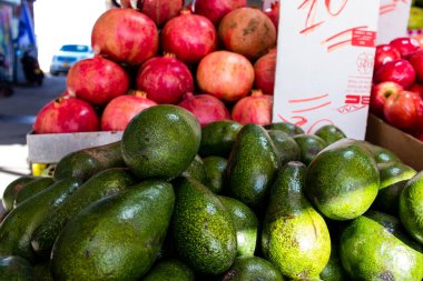 Tel Aviv, İsrail - 18 Aralık 2023 Taze meyve ve sebzeler her gün Carmel Market 'te satıldı (Shuk Hacarmel). Bu market Tel Aviv 'in en büyük ve en ünlü pazarlarından biridir.