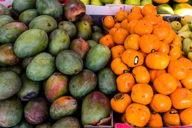 Tel Aviv, İsrail - 18 Aralık 2023 Taze meyve ve sebzeler her gün Carmel Market 'te satıldı (Shuk Hacarmel). Bu market Tel Aviv 'in en büyük ve en ünlü pazarlarından biridir.