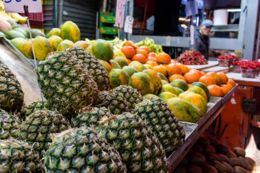Tel Aviv, İsrail - 18 Aralık 2023 Taze meyve ve sebzeler her gün Carmel Market 'te satıldı (Shuk Hacarmel). Bu market Tel Aviv 'in en büyük ve en ünlü pazarlarından biridir.