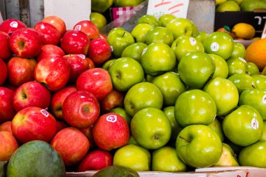 Tel Aviv, İsrail - 18 Aralık 2023 Taze meyve ve sebzeler her gün Carmel Market 'te satıldı (Shuk Hacarmel). Bu market Tel Aviv 'in en büyük ve en ünlü pazarlarından biridir.