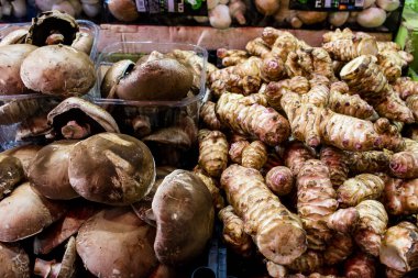 Tel Aviv, İsrail - 18 Aralık 2023 Taze meyve ve sebzeler her gün Carmel Market 'te satıldı (Shuk Hacarmel). Bu market Tel Aviv 'in en büyük ve en ünlü pazarlarından biridir.