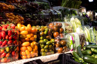 Tel Aviv, İsrail - 18 Aralık 2023 Taze meyve ve sebzeler her gün Carmel Market 'te satıldı (Shuk Hacarmel). Bu market Tel Aviv 'in en büyük ve en ünlü pazarlarından biridir.