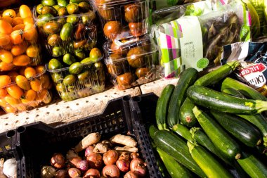 Tel Aviv, İsrail - 18 Aralık 2023 Taze meyve ve sebzeler her gün Carmel Market 'te satıldı (Shuk Hacarmel). Bu market Tel Aviv 'in en büyük ve en ünlü pazarlarından biridir.