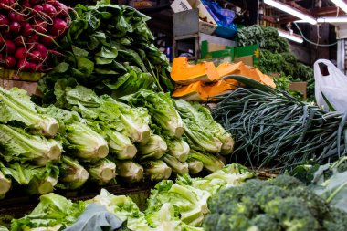 Tel Aviv, İsrail - 18 Aralık 2023 Taze meyve ve sebzeler her gün Carmel Market 'te satıldı (Shuk Hacarmel). Bu market Tel Aviv 'in en büyük ve en ünlü pazarlarından biridir.