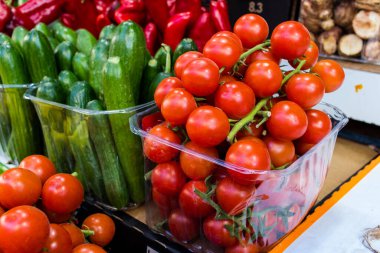 Tel Aviv, İsrail - 18 Aralık 2023 Taze meyve ve sebzeler her gün Carmel Market 'te satıldı (Shuk Hacarmel). Bu market Tel Aviv 'in en büyük ve en ünlü pazarlarından biridir.