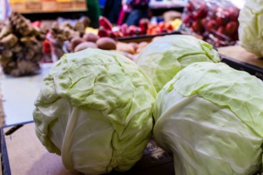 Tel Aviv, İsrail - 18 Aralık 2023 Taze meyve ve sebzeler her gün Carmel Market 'te satıldı (Shuk Hacarmel). Bu market Tel Aviv 'in en büyük ve en ünlü pazarlarından biridir.