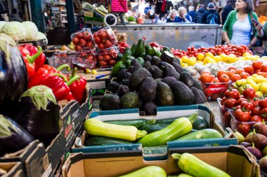 Tel Aviv, İsrail - 18 Aralık 2023 Taze meyve ve sebzeler her gün Carmel Market 'te satıldı (Shuk Hacarmel). Bu market Tel Aviv 'in en büyük ve en ünlü pazarlarından biridir.