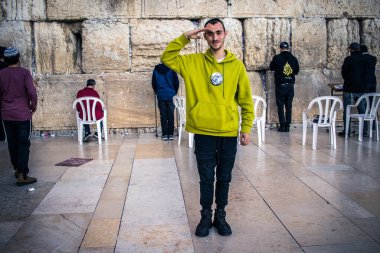 Kudüs, İsrail. 19 Aralık 2023. Dünyanın dört bir yanından Yahudiler Batı Duvarı 'na dua etmeye geliyor. İsrail Hamas 'la savaşta olmasına rağmen insanlar kutsal bir yer olan Kotel' e gelmeye devam ediyor.