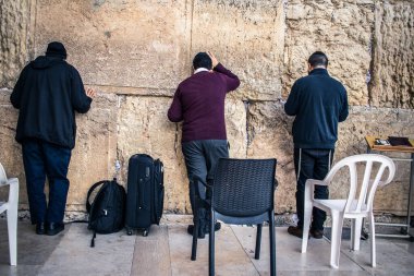 Kudüs, İsrail. 19 Aralık 2023. Dünyanın dört bir yanından Yahudiler Batı Duvarı 'na dua etmeye geliyor. İsrail Hamas 'la savaşta olmasına rağmen insanlar kutsal bir yer olan Kotel' e gelmeye devam ediyor.