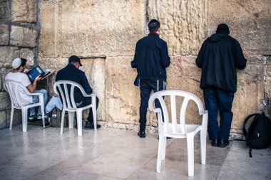 Kudüs, İsrail. 19 Aralık 2023. Dünyanın dört bir yanından Yahudiler Batı Duvarı 'na dua etmeye geliyor. İsrail Hamas 'la savaşta olmasına rağmen insanlar kutsal bir yer olan Kotel' e gelmeye devam ediyor.