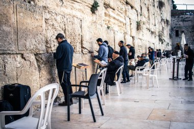 Kudüs, İsrail. 19 Aralık 2023. Dünyanın dört bir yanından Yahudiler Batı Duvarı 'na dua etmeye geliyor. İsrail Hamas 'la savaşta olmasına rağmen insanlar kutsal bir yer olan Kotel' e gelmeye devam ediyor.