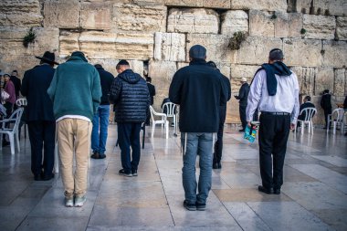 Kudüs, İsrail. 19 Aralık 2023. Dünyanın dört bir yanından Yahudiler Batı Duvarı 'na dua etmeye geliyor. İsrail Hamas 'la savaşta olmasına rağmen insanlar kutsal bir yer olan Kotel' e gelmeye devam ediyor.