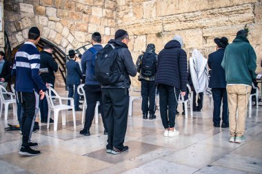 Kudüs, İsrail. 19 Aralık 2023. Dünyanın dört bir yanından Yahudiler Batı Duvarı 'na dua etmeye geliyor. İsrail Hamas 'la savaşta olmasına rağmen insanlar kutsal bir yer olan Kotel' e gelmeye devam ediyor.