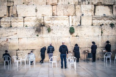 Kudüs, İsrail. 19 Aralık 2023. Dünyanın dört bir yanından Yahudiler Batı Duvarı 'na dua etmeye geliyor. İsrail Hamas 'la savaşta olmasına rağmen insanlar kutsal bir yer olan Kotel' e gelmeye devam ediyor.