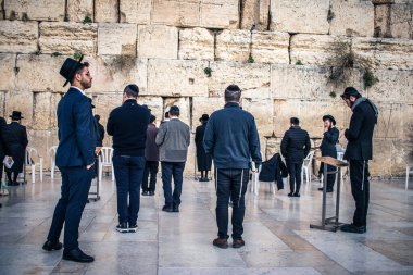 Kudüs, İsrail. 19 Aralık 2023. Dünyanın dört bir yanından Yahudiler Batı Duvarı 'na dua etmeye geliyor. İsrail Hamas 'la savaşta olmasına rağmen insanlar kutsal bir yer olan Kotel' e gelmeye devam ediyor.