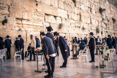Kudüs, İsrail. 19 Aralık 2023. Dünyanın dört bir yanından Yahudiler Batı Duvarı 'na dua etmeye geliyor. İsrail Hamas 'la savaşta olmasına rağmen insanlar kutsal bir yer olan Kotel' e gelmeye devam ediyor.