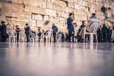 Kudüs, İsrail. 19 Aralık 2023. Dünyanın dört bir yanından Yahudiler Batı Duvarı 'na dua etmeye geliyor. İsrail Hamas 'la savaşta olmasına rağmen insanlar kutsal bir yer olan Kotel' e gelmeye devam ediyor.