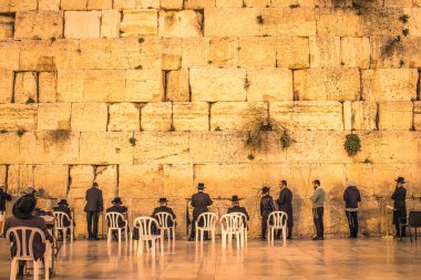 Kudüs, İsrail. 19 Aralık 2023. Dünyanın dört bir yanından Yahudiler Batı Duvarı 'na dua etmeye geliyor. İsrail Hamas 'la savaşta olmasına rağmen insanlar kutsal bir yer olan Kotel' e gelmeye devam ediyor.