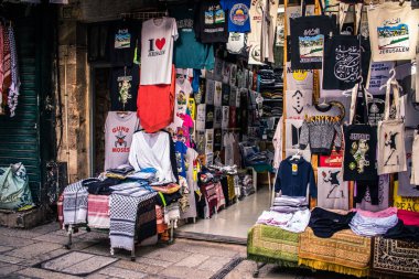 Kudüs, İsrail 20 Aralık 2023 Eski Kudüs şehrinin sokaklarında yürüyen insanlar, İsrail ve Hamas arasındaki savaşın başlangıcından bu yana, kentte artık turistler yok..