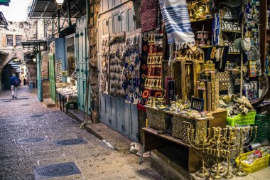 Kudüs, İsrail 20 Aralık 2023 Eski Kudüs şehrinin sokaklarında yürüyen insanlar, İsrail ve Hamas arasındaki savaşın başlangıcından bu yana, kentte artık turistler yok..