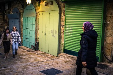 Kudüs, İsrail 20 Aralık 2023 Eski Kudüs şehrinin sokaklarında yürüyen insanlar, İsrail ve Hamas arasındaki savaşın başlangıcından bu yana, kentte artık turistler yok..