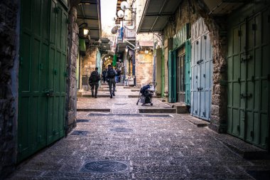 Kudüs, İsrail 20 Aralık 2023 Eski Kudüs şehrinin sokaklarında yürüyen insanlar, İsrail ve Hamas arasındaki savaşın başlangıcından bu yana, kentte artık turistler yok..