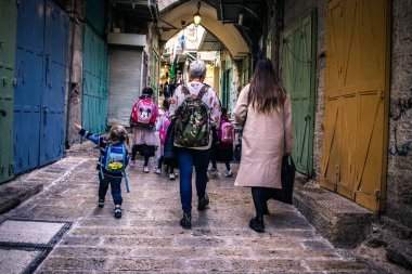 Kudüs, İsrail 20 Aralık 2023 Eski Kudüs şehrinin sokaklarında yürüyen insanlar, İsrail ve Hamas arasındaki savaşın başlangıcından bu yana, kentte artık turistler yok..