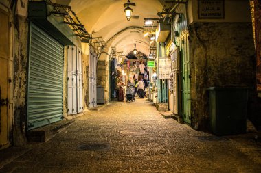 Kudüs, İsrail 20 Aralık 2023 Eski Kudüs şehrinin sokaklarında yürüyen insanlar, İsrail ve Hamas arasındaki savaşın başlangıcından bu yana, kentte artık turistler yok..