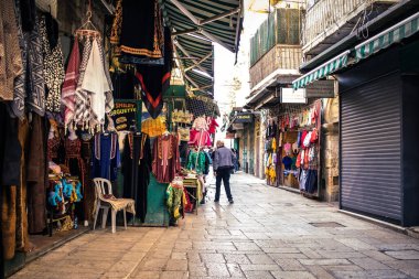 Kudüs, İsrail 20 Aralık 2023 Eski Kudüs şehrinin sokaklarında yürüyen insanlar, İsrail ve Hamas arasındaki savaşın başlangıcından bu yana, kentte artık turistler yok..