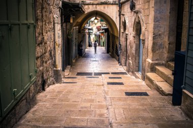 Kudüs, İsrail 20 Aralık 2023 Eski Kudüs şehrinin sokaklarında yürüyen insanlar, İsrail ve Hamas arasındaki savaşın başlangıcından bu yana, kentte artık turistler yok..