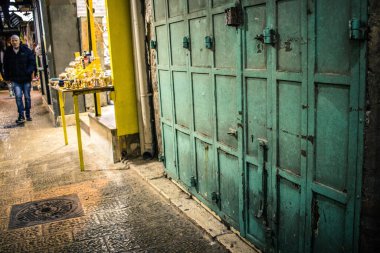 Kudüs, İsrail 20 Aralık 2023 Eski Kudüs şehrinin sokaklarında yürüyen insanlar, İsrail ve Hamas arasındaki savaşın başlangıcından bu yana, kentte artık turistler yok..