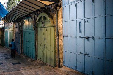 Kudüs, İsrail 20 Aralık 2023 Eski Kudüs şehrinin sokaklarında yürüyen insanlar, İsrail ve Hamas arasındaki savaşın başlangıcından bu yana, kentte artık turistler yok..