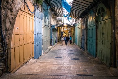 Kudüs, İsrail 20 Aralık 2023 Eski Kudüs şehrinin sokaklarında yürüyen insanlar, İsrail ve Hamas arasındaki savaşın başlangıcından bu yana, kentte artık turistler yok..